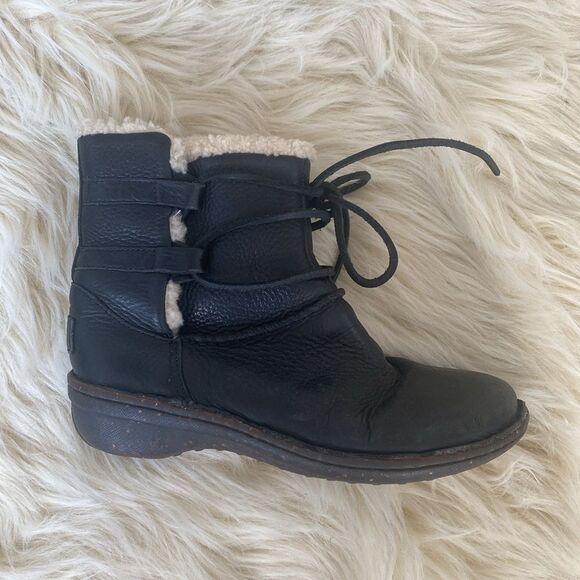 UGG Caspia Black Leather Ankle Winter Boots sz 6 Outdoor Gorpcore Snow Ski NWOT